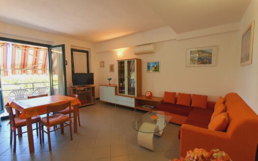 Helle und komfortable Wohnung in der Nähe der Stadt und des Meeres