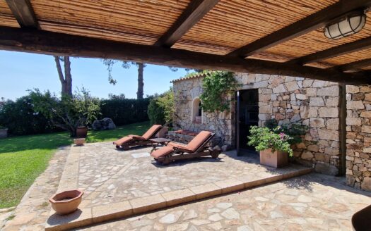 Elegante Villa con Vista Panoramica a Porto Mannu