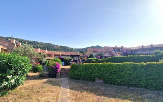 Stazzo Pulcheddu, partially renovated apartment with sea view