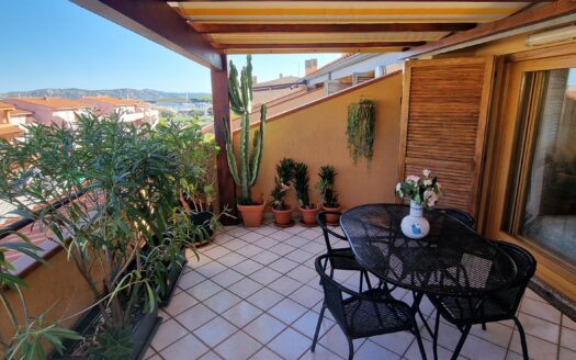 Attico centrale con parziale vista mare e posto auto