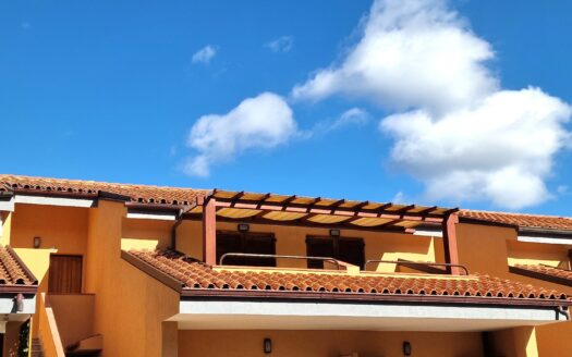 Zentral gelegenes Penthouse mit teilweisem Meerblick und Parkplatz